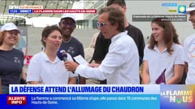La Défense: anciens et futurs porteurs de la flamme rassemblés à la Grande Arche avant l'allumage du chaudron