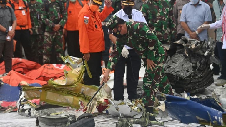 Examen des débris du Boeing dans le port de Jakarta, le 12 janvier 2021 en Indonésie.