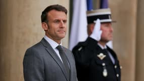 Le président Emmanuel Macron sur le perron de l'Elysée, le 2 mai 2024 à Paris. (Photo d'archive)