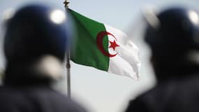 Des policiers algériens en 2011 à Alger