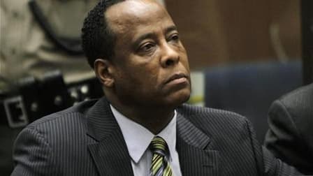 Un jury composé de 12 personnes a été sélectionné vendredi en vue du procès de l'ancien médecin de Michael Jackson, Conrad Murray, qui doit être jugé pour homicide involontaire. /Photo prise le 25 janvier 2011/REUTERS/Irfan Khan/Pool