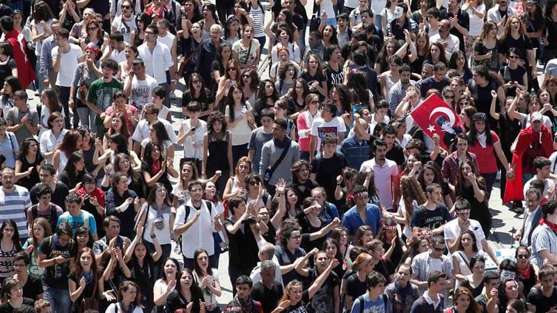Né de la colère provoquée par un projet de rénovation immobilière place Taksim (photo) à Istanbul, le mouvement de contestation qui secoue la Turquie, se poursuivait lundi, pour la quatrième journée consécutive. Au fil des jours, il a pris une tournure po