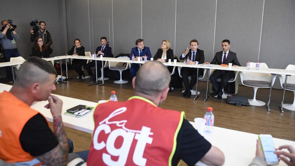 Emmanuel Macron, Barbara Pompili et des membres du gouvernement à la Chambre des commerces et de l'industrie d'Amiens le 26 avril 2017. Emmanuel Macron, Barbara Pompili et des membres du gouvernement à la Chambre des commerces et de l'industrie d'Amiens le 26 avril 2017.