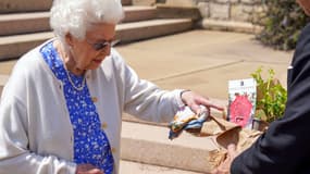 Elizabeth II reçoit la rose faite en hommage au prince Philip