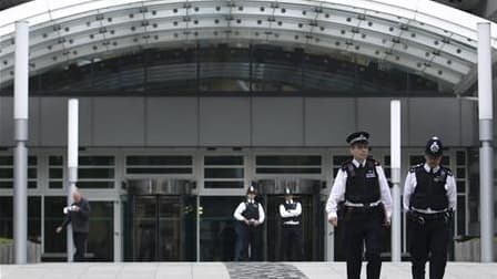 Policiers britanniques à l'entrée des bureaux londoniens de News International, la branche britannique de News Corp, le 10 juillet dernier. La police londonienne, chargée de faire la lumière sur le scandale des écoutes téléphoniques organisées par News of