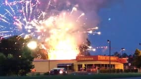 Des feux d'artifice explosent à cause d'un incendie dans un magasin pyrotechnique aux États-Unis