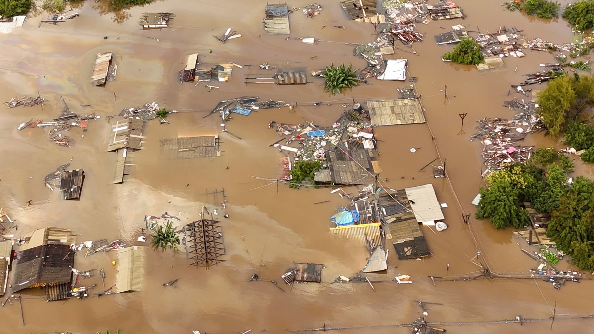 Vue aérienne des rues inondées du quartier de Navegantes à Porto Alegre, État du Rio Grande do Sul, Brésil, le 4 mai 2024.