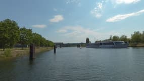 Ce lundi 2 septembre, une pollution au gasoil a été relevée dans le bassin des Remparts à Strasbourg (Bas-Rhin)