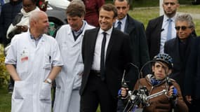 Emmanuel Macron à la sortie de l'hôpital de Garches dans les Hauts-de-Seine le 25 avril 2017.