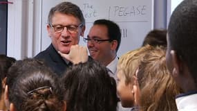 Le ministre de l'Education Vincent Peillon, en visite dans une classe.