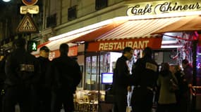 Des policiers menaient l’enquête dimanche soir peu après le double meurtre, dans ce restaurant.