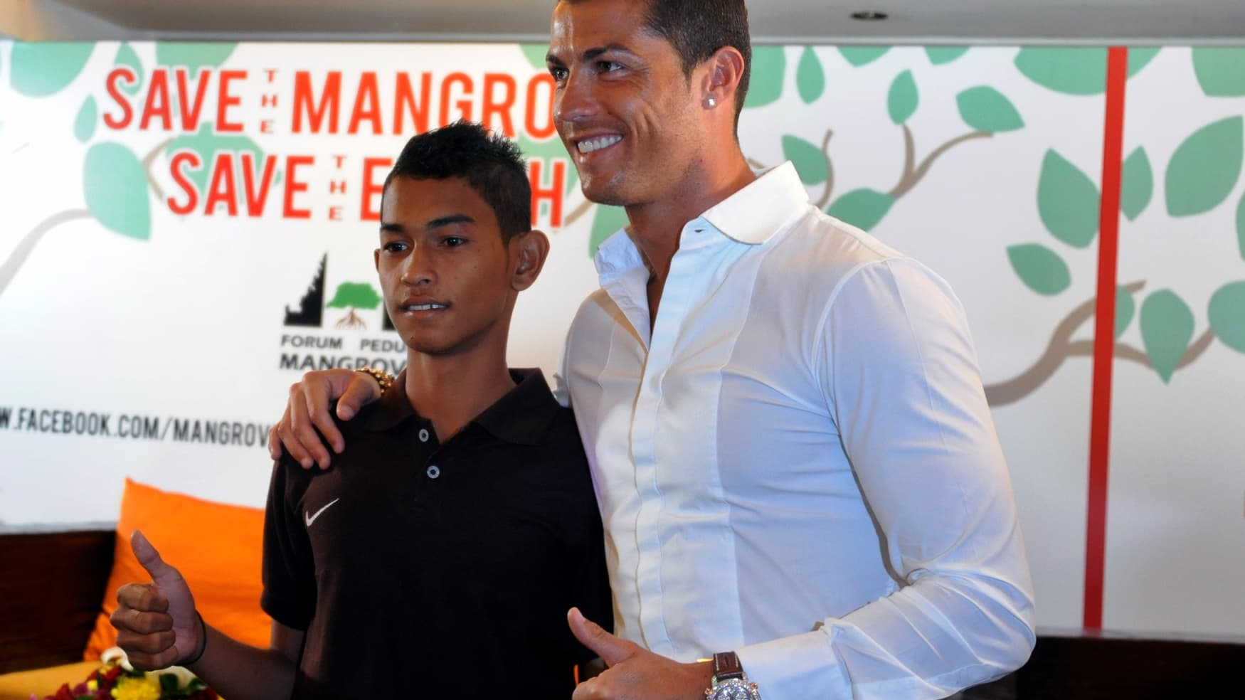 Martunis avec Cristiano Ronaldo en 2013 Martunis avec Cristiano Ronaldo en 2013