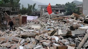 A Longmen dans le comté de Lushan. Le bilan du séisme de magnitude 6,6 qui s'est produit la veille dans une zone montagneuse et isolée du Sichuan, dans le centre de la Chine, a atteint dimanche 164 morts et 6.700 blessés, selon la presse officielle. /Phot