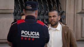 Dani Alves à son arrivée à la cour d'appel de Barcelone, le 28 mars 2025.