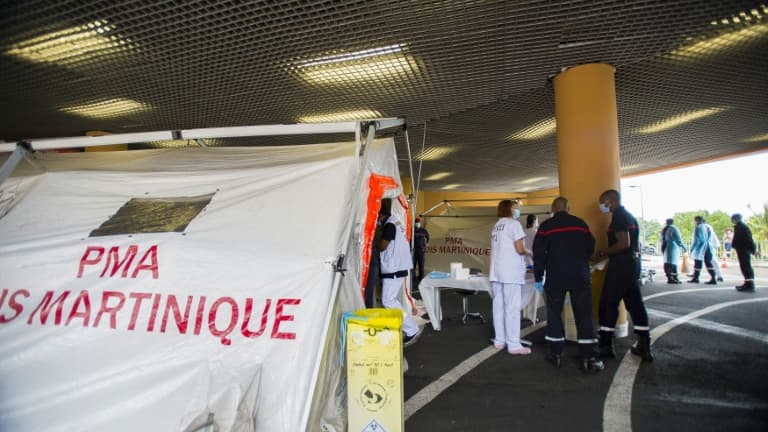 Pompiers et urgentistes attendent devant une tente où sont accueillis les malades en détresse respiratoire au CHU de Fort-de-France (Martinique) le 30 juillet 2021
