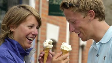 Un jeune couple britannique partage une glace sur l'île de Wight, le 15 juillet 2003. (illustration)
