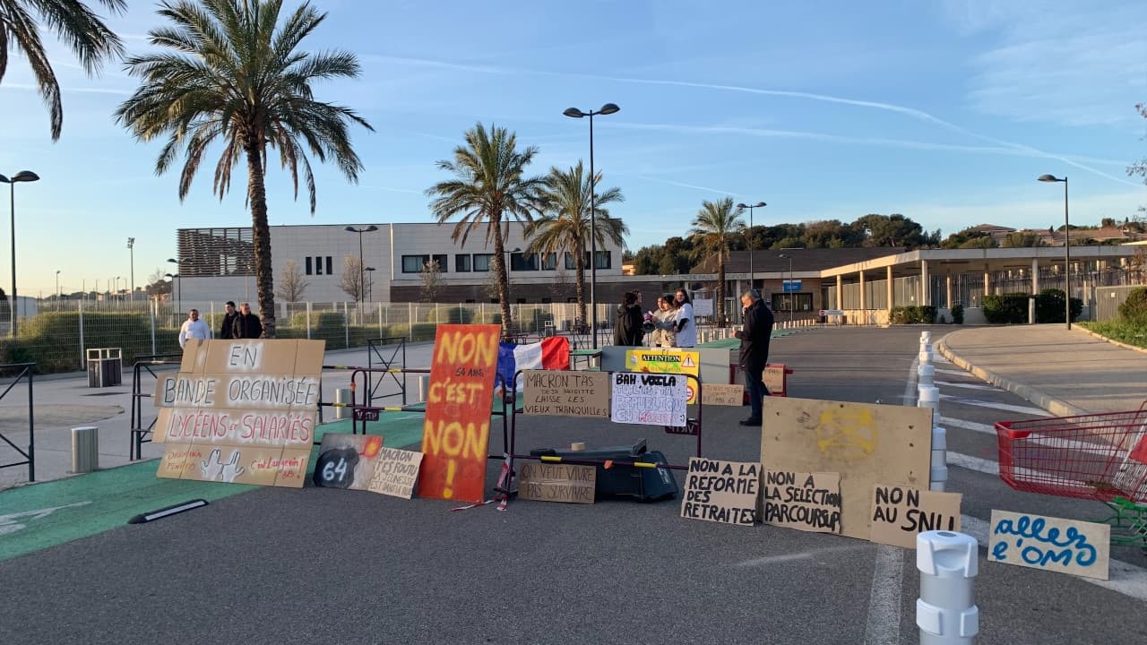Le lycée polyvalent Langevin à La Seyne-sur-Mer est bloqué le 28 mars 2023 par les étudiants. Le lycée polyvalent Langevin à La Seyne-sur-Mer est bloqué le 28 mars 2023 par les étudiants.