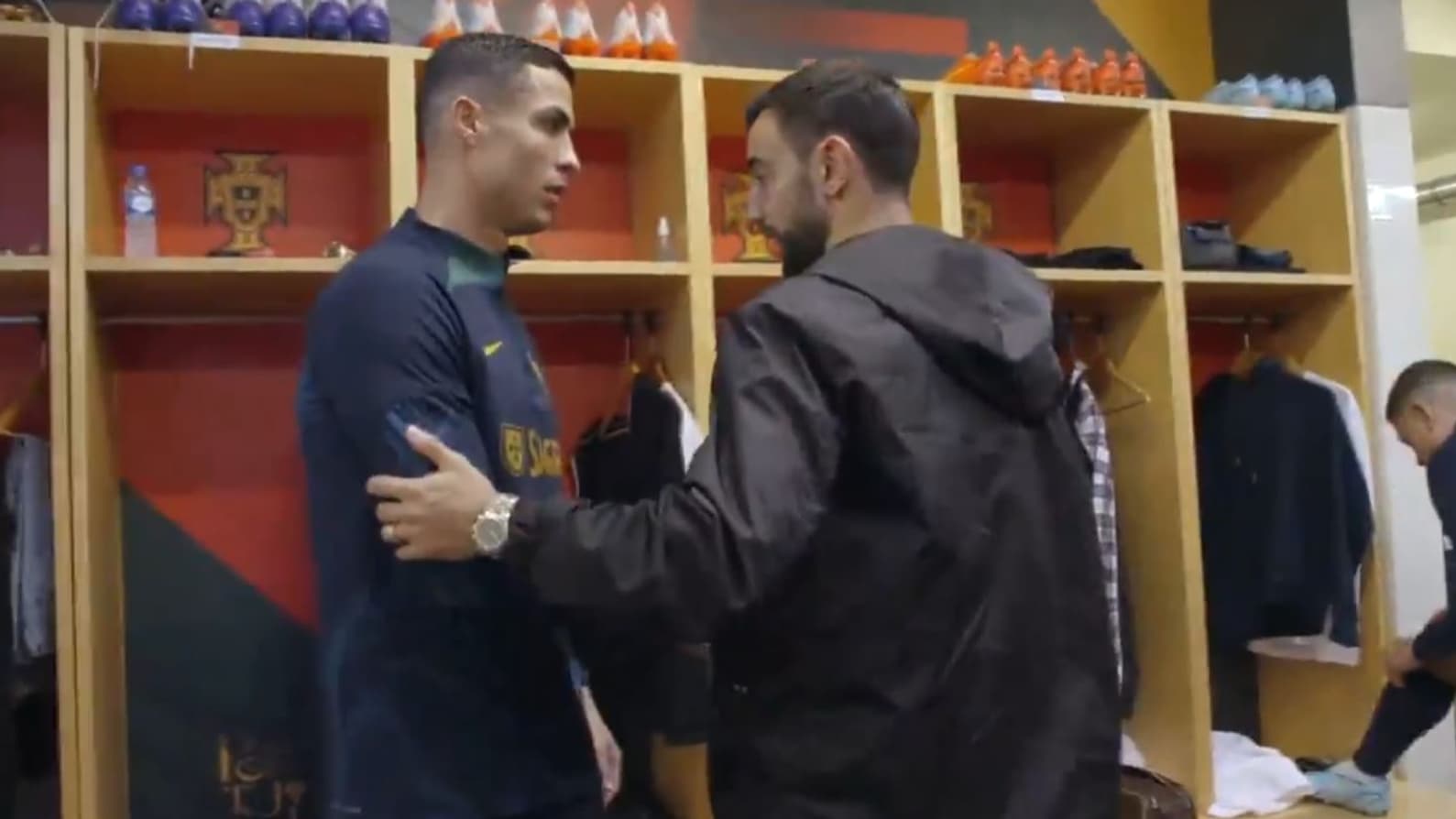 Bruno Fernandes serre brièvement la main tendue par Cristiano Ronaldo Bruno Fernandes serre brièvement la main tendue par Cristiano Ronaldo