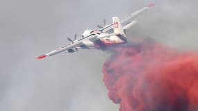 Les Canadair à l'oeuvre à Vitrolles pour combattre l'incendie.