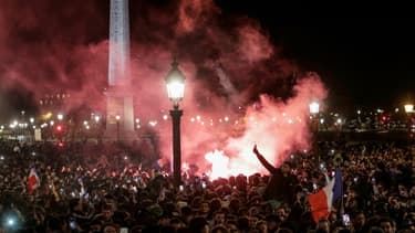 Supporters français place de la Concorde le 19 décembre 2022 à Paris pour un moment de communion avec les Bleus