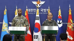 Le colonel Isaac Taylor des Forces des États-Unis en Corée et le colonel Lee Sung-jun de l'État-major interarmées de Corée du Sud lors de la conférence de presse de l'exercice Freedom Shield 2023 au ministère de la Défense à Séoul, le 3 mars 2023.