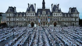 8.000 personnes selon les organisateurs ont participé au "Dîner en Blanc" sur la place de l'Hôtel de ville à Paris, le 8 juin 2017