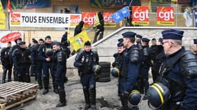 Des gendarmes se tiennent devant la prison des Baumettes, à Marseille, le 25 janvier 2018. 