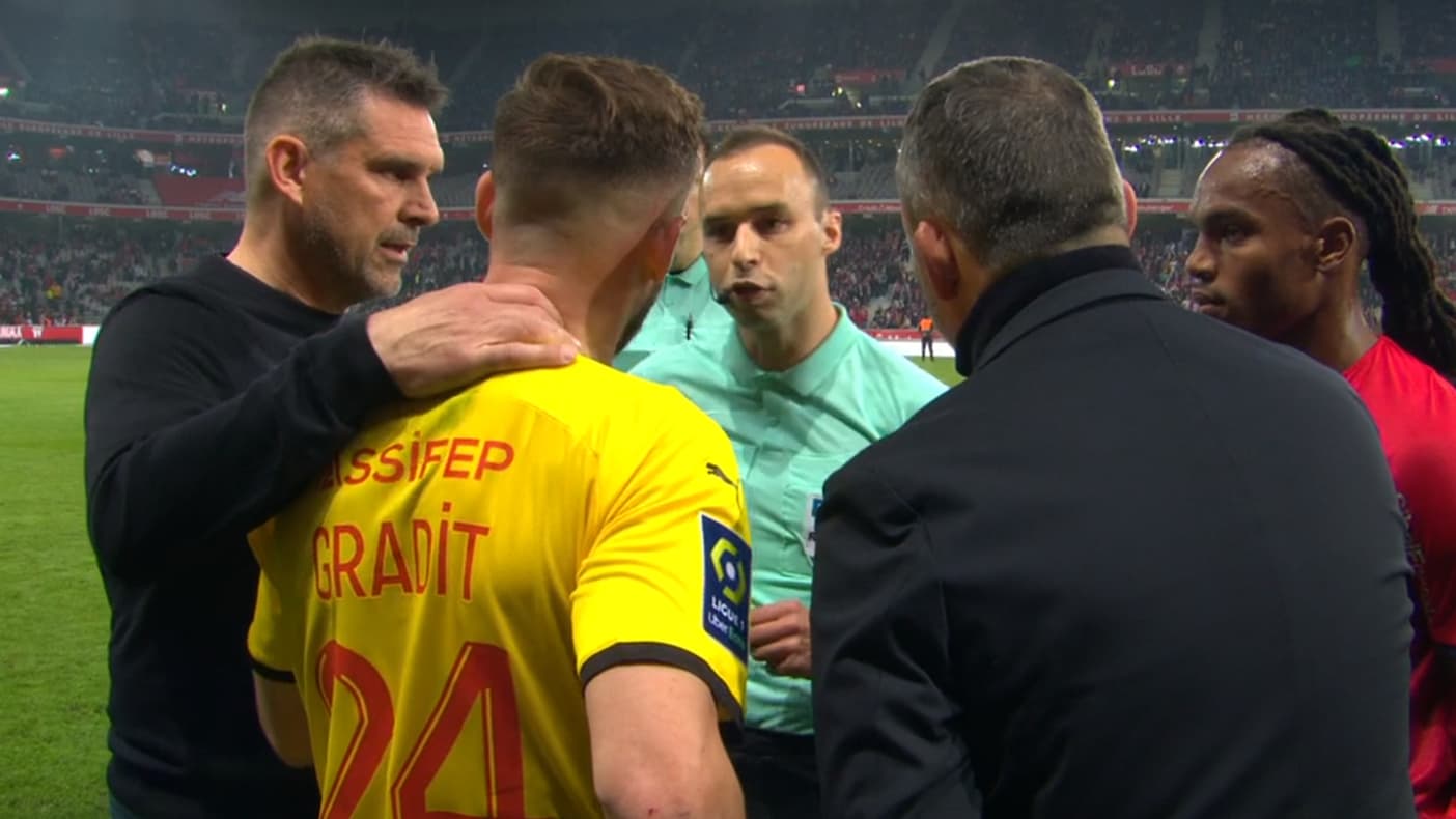 Les deux hommes sont rappelés par l'arbitre aux côtés des entraîneurs.