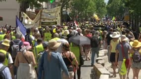 Des gilets jaunes sont rassemblés porte de Clichy, à Paris.