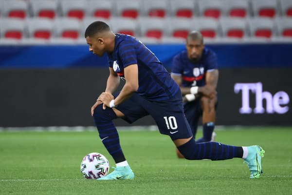 Kylian Mbappé, genou à terre avant France-pays de Galles