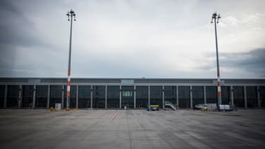 La construction du nouvel aéroport de Berlin a été entachée d'un scandale de corruption et a provoqué la démission de l'ancien maire de la ville.