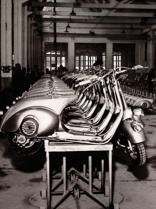Les premières Vespa sont sorties des usines de Piaggio en 1946. Les premières Vespa sont sorties des usines de Piaggio en 1946.