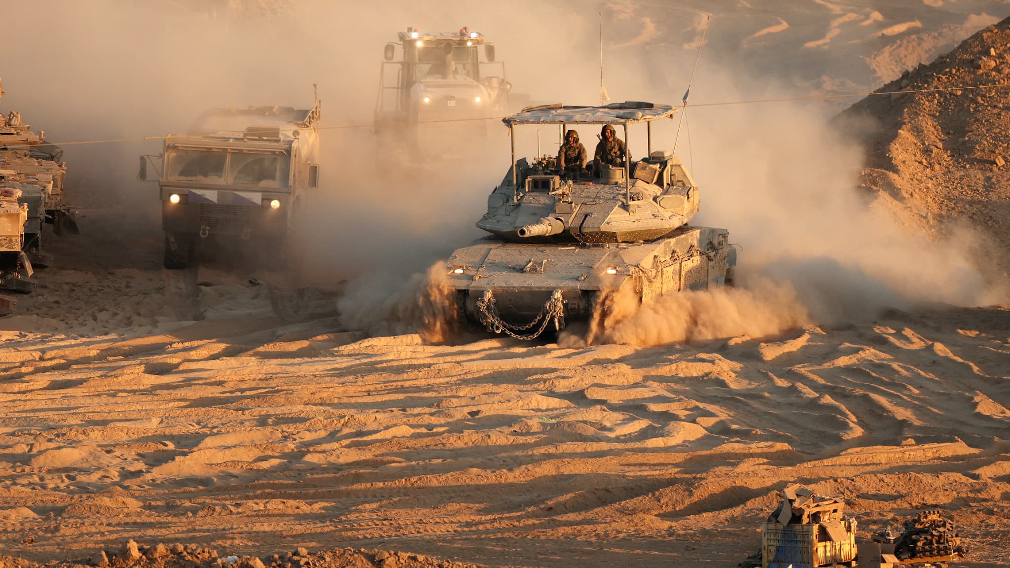 Des soldats israéliens se déplacent le long de la barrière frontalière entre Israël et Gaza, le 10 octobre 2025. Des soldats israéliens se déplacent le long de la barrière frontalière entre Israël et Gaza, le 10 octobre 2025.