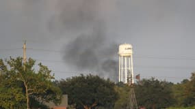 De la fumée noire s'élève du site Arkema, à Crosby, au Texas, le 1er septembre 2017.