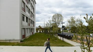 Une bénévole apporte des produits alimentaires pour des étudiants confinés le 1er avril 2020 dans une résidence universitaire de Bordeaux (photo d'illustration)