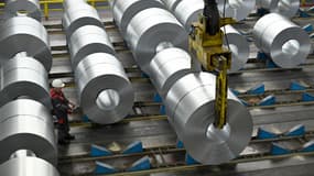 Un ouvrier transporte une bobine vers son emplacement désigné à l'aide d'une grue dans l'aciérie de Thyssenkrupp Steel Europe AG à Duisbourg, dans l'ouest de l'Allemagne, le 22 octobre 2025 (photo d'illustration). 