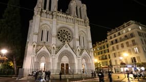 Des policiers devant la basilique de Nice après une attaque au couteau, le 29 octobre 2020.