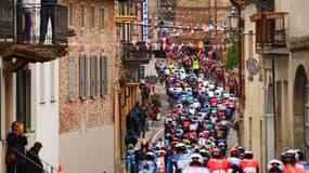 Le peloton du Giro dans le village de Lu, près d'Alessandria