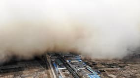 Un nuage de sable enveloppe un village dans le comté de Linze, en Chine, le 25 avril 2021.