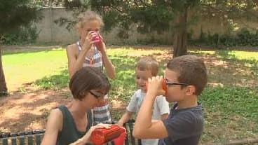 Les parents font boire régulièrement des boissons fraîches à leurs enfants.