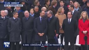 Nicolas Sarkozy et François Hollande présents à la cérémonie, pendant qu'Emmanuel Macron salue les porte-drapeau 