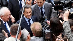 Bain de foule pour Nicolas Sarkozy à son arrivée à Chateaurenard, bourgade des Bouches-du-Rhône, avant une réunion publique à Avignon. A six jours du second tour de l'élection présidentielle, Nicolas Sarkozy est allé lundi rameuter les abstentionnistes da