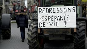 Panneau apposé sur un tracteur lors d'une manifestation d'agriculteurs à Dinan, le 4 février 2016.