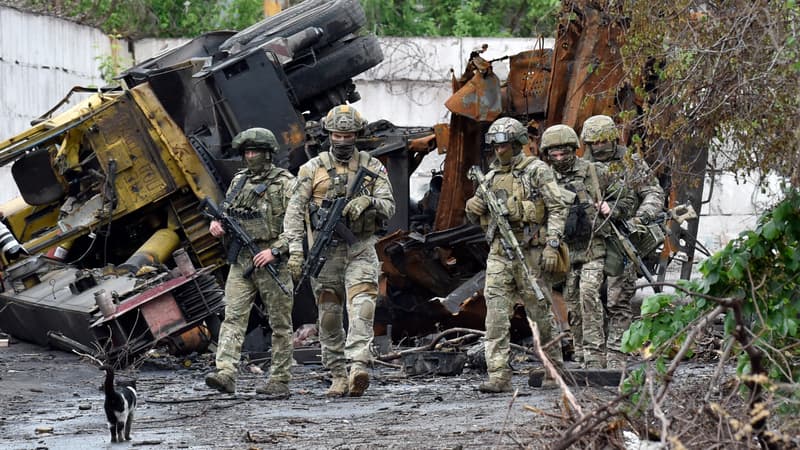 Des soldats russes dans Marioupol, en Ukraine, le 18 mai 2022 (Photo d'illustration)