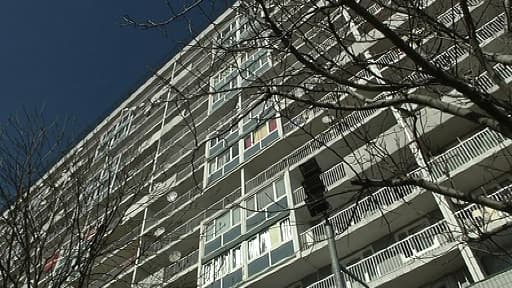 La façade de l'immeuble où vivait le couple cité des 4.000 à La Courneuve, en Seine-Saint-Denis.