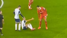 Virgil van Dijk tend sa main puis la retire pour ne pas relever Richarlison lors de Liverpool-Tottenham (4-0, League Cup), le 6 février 2025