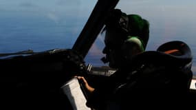 L'Australie a nommé dimanche l'ancien chef de ses armées pour coordonner les recherches internationales en mer du vol MH370, menées ici par un pilote de la Royal Australian Airforce le 29 mars.