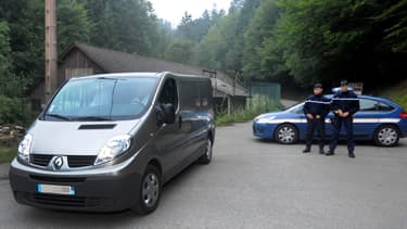 Des gendarmes sur les lieux de la tuerie, le 6 septembre 2012, deux jours après le drame.