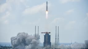 Une fusée porteuse transportant le 12e groupe de satellites Internet en orbite basse décolle du site de lancement commercial de Wenchang, dans la province de Hainan, à l'extrême sud de la Chine, le 16 octobre 2025