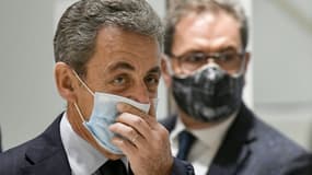 L'ancien président Nicolas Sarkozy ajuste son masque au dernier jour de son procès pour corruption le 10 décembre 2020 au Palais de justice de Paris